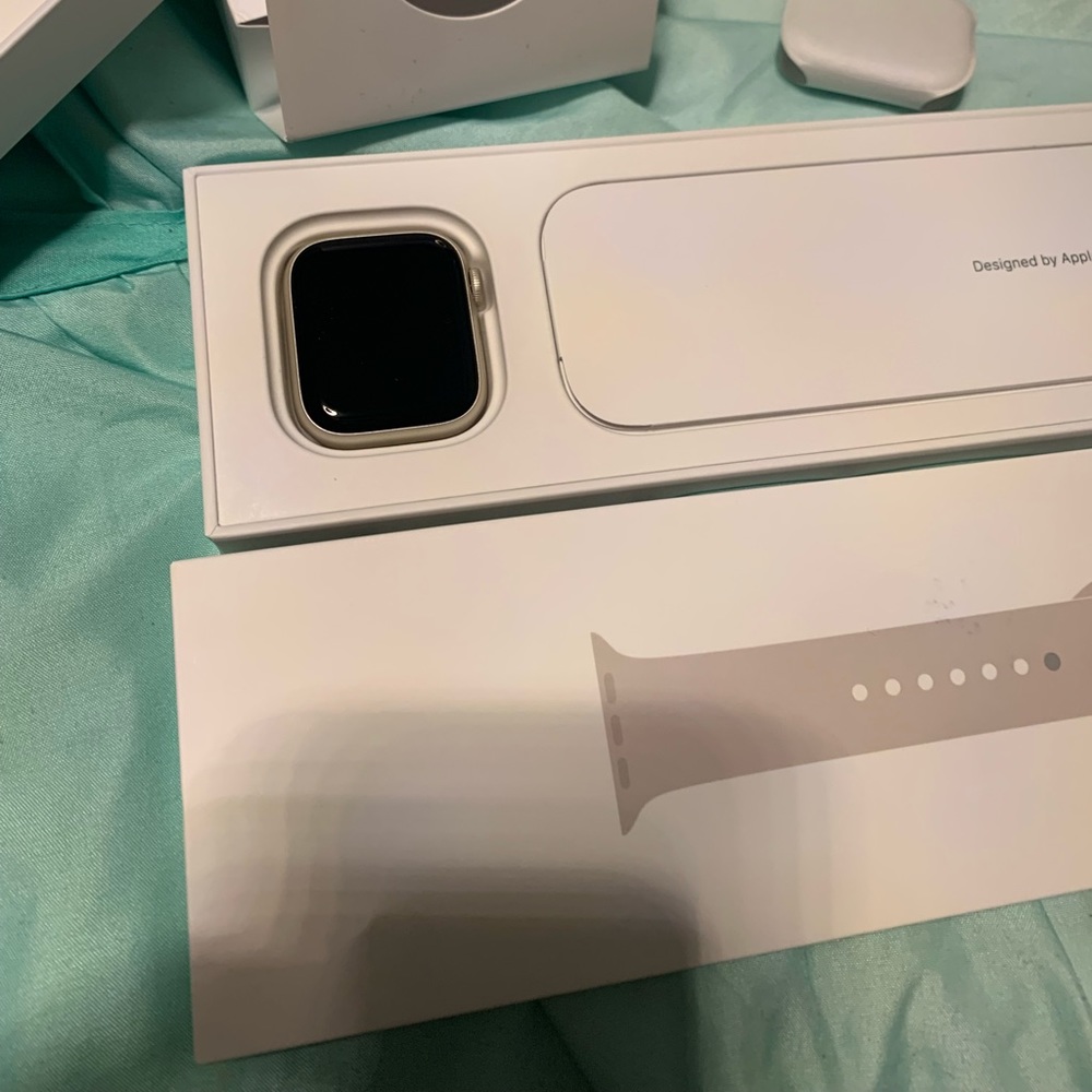 Apple Watch series 7 with cellular
Starlight Aluminum Starlight Sport Band